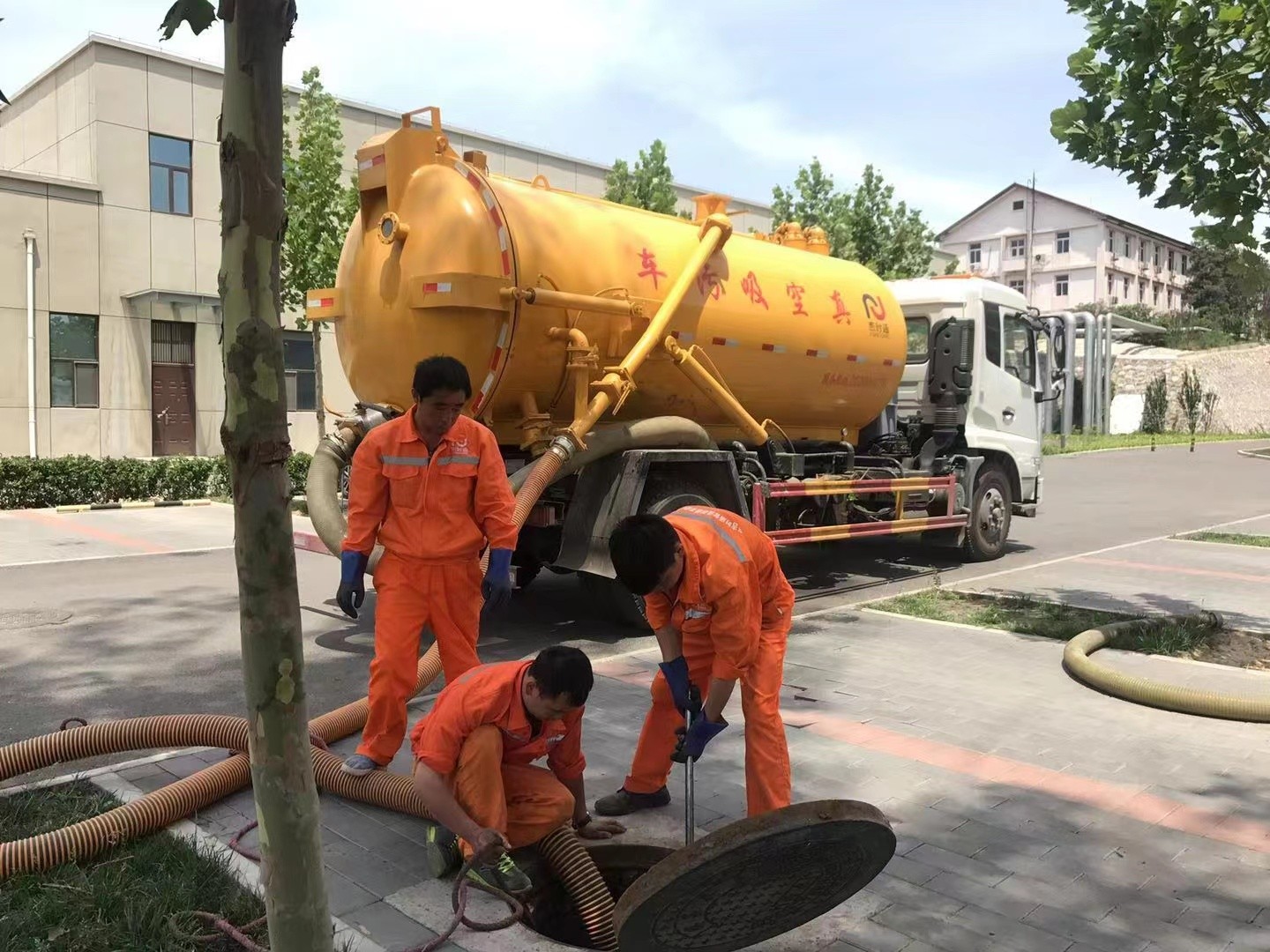南圣镇化粪池清理与5-8吨吸粪车施工效率分析